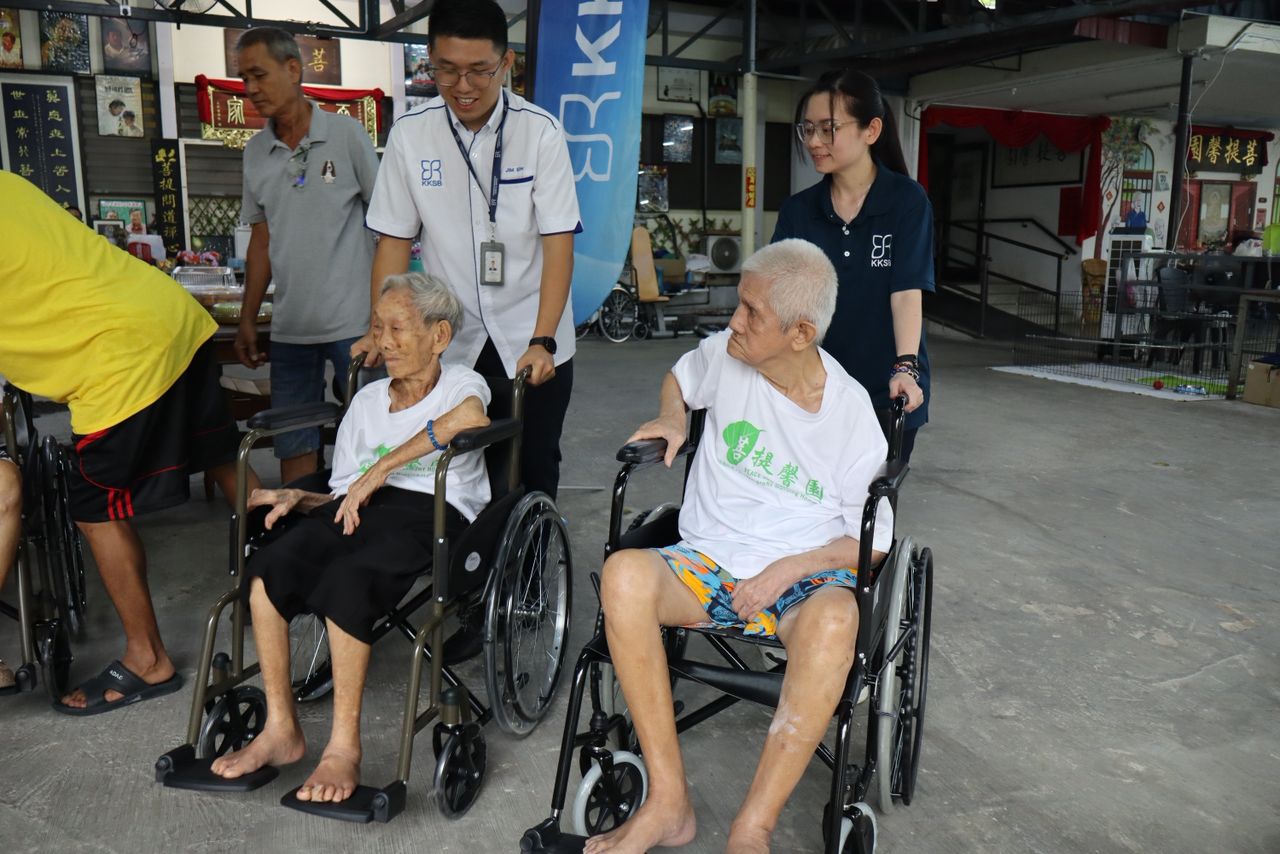 KKSB volunteers assisting senior citizens during the outreach programme